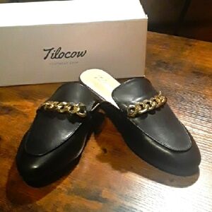NWT 8.5 Tocow Black & Gold Chain Gorgeous Flat Shoes